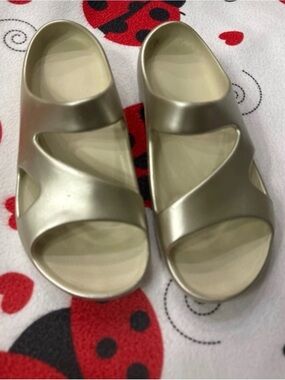 Lands’ End Lightweight Comfort Flat Slide Sandles